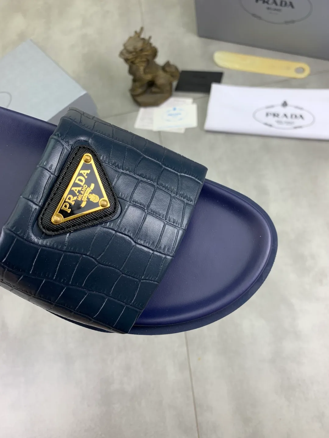 Men's shoes 💰P320💰【New style】🎁🎁🎁 PRADA Prada's new casual slippers, original official website, perfect workmanship, conveying a kind of noble luxury, sublimating its definition of luxury in Prada's high-end extraordinary craftsmanship. Original combination outsole, code number: 38-44 (45 customized) Multiple colors 🉑️ to choose from